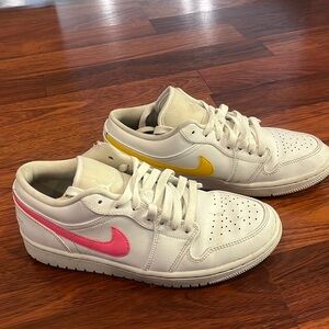Jordan 1 Low
White Multi-Color Swoosh